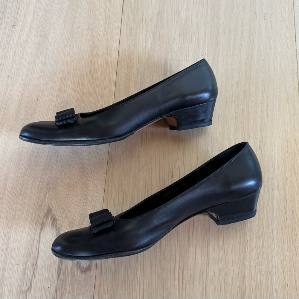 Salvatore Ferragamo Womens Black Patent Vara Pumps Black Goldtone Bow Size 8.5 - Picture 6 of 6